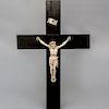 Crucifijo. Siglo XX. En talla de marfil. Con cruz de madera y cartela con inscripción "INRI".