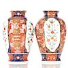 Par de jarrones. Jap—n. Siglo XX. Elaborados en porcelana Imari. Decorados con elementos florales y fitomorfos.