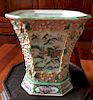 A CHINESE ANTIQUE FAMILL ROSE PORCELAIN FLOWER POT,19C.  