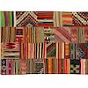 Alfombra. Siglo XX. Estilo patchwork. Elaborada en fibras de lana y algodón.  Diferentes decoraciones geométricas y colores.