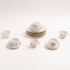 Juego de platos y tazas. Alemania, siglo XX. Elaborado en porcelana blanca Meissen, con bordes esmaltados en dorado. Piezas: 18