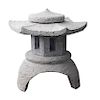 Linterna para jardín (corta). México, siglo XX. Diseño a manera de pagoda japonesa. Talla en cantera gris. A 4 cuerpos.