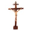 Cristo crucificado. México, principios del siglo XX. Elaborado en madera tallada y policromada. Con resplandores de metal plateado.