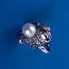 Anillo con perla cultivada y diamantes en plata paladio. Con 1 Perla cultivada ovalada color blanco (Medida: 9.5 mm)