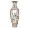 JARRÓN. CHINA, PRINCIPIOS DEL SIGLO XX. Porcelana pintada a mano con decoración estilo FAMILIA ROSA. 157 cm alt.