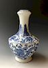 A CHINESE ANTIQUE BLUE AND WHITE VASE. MARKED, 19C