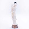 Dama con ave. China, siglo XX. Talla en marfil con detalles en tinta. Con base de madera.