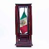 Bandera Nacional Mexicana. México, siglo XX. Con bordados en seda y en escudo con hilos de plata y oro.Con vitrina de madera entintada.