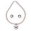 Collar y par de aretes con perlas en plata. 49 perlas cultivadas de 7 a 9 mm, color crema. Plata .925. Peso: 57.3g