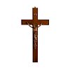 Crucifijo. Siglo XX. Elaborado en cobre. Con cruz de madera. Con inscripción "INRI".