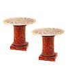 Par de mesas laterales (matrimonio). Italia, siglo XX. En mármol rojo y aplicaciones de piedra dura. Con soporte de columna. Piezas: 2