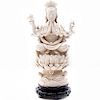 Avalokitesvara sobre flor de loto. China, siglo XX. Elaborada en cerámica blanca vidriada. Con base de madera. Brazos moviles.