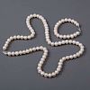 Collar y pulsera con perlas. 98 perlas cultivadas, color blanco de 10 mm. Broche de plata. Peso: 92.3g.