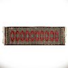 Tapete de pasillo. Pakistán, siglo XX. Estilo Bokahara. Elaborado en fibras de lana y algodón. Decorado con motivos geométricos.