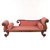 Chaise longue. Origen europeo. Estilo Luis XV. En talla de madera. Con tapicería lineal color rosado. Soportes tipo cabriolé.