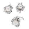 Anillo y par de aretes plata paladio con 3 perlas y diamantes. 3 perlas cultivadas de 9 mm color blanco. 69 ascentos de diamante...
