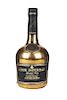 Courvoisier. Cour Imperiale. Cognac Francia. De los años 60's  y con recubrimiento de hoja de oro en la botella.