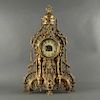 Reloj de chimenea. Francia, principios del siglo XX. Estilo Gótico.Diseño de catedral. Elaborado en bronce dorado. Mecanismo de cuerda.