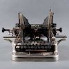 Máquina de escribir. Estados Unidos, primera mitad del siglo XX. De la marca Oliver Typewriter. Elaborada en metal. Mecanismo manual.