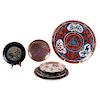Lote de platos decorativos. Inglaterra, Japón y China, siglo XX Elaborados en porcelana policromada, metal fundido y madera. Piezas: 7