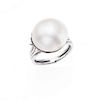 Anillo vintage con media perla en plata paladio. Media perla cultivada de 16 mm color blanco. Talla: 7 anillo. Peso:  6.9 g.