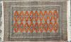 Tapete. Siglo XX. Estilo Bokhara. Elaborado en fibras de lana mecánicas anudado a mano y a máquina. Decorado con motivos romboidales.