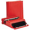 ETTORE SOTTSASS JR. Y PERRY KING PARA OLIVETTI. Años 70. Máquina de escribir "VALENTINE". Estructura de metal y polímero color rojo.