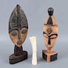 Lote mixto de 3 piezas. Origen africano y oriental. En tallas de madera y hueso. Consta de: totem y 2 mascarones con base. P...