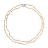 Collar de 2 hilos con perlas. 137 perlas cultivadas color crema de 5 mm. Peso:  62.2 g.