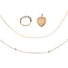 Dos collares, pendiente corazón y anillo en oro amarillo de 10k y 14k. Talla: 3 1/2. Peso: 6.6 g.