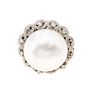 Anillo con media perla y diamantes en plata paladio. 1 media perla cultivada color blanco de 18 mm. 8 acentos de diamantes. Ta...