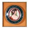 Plato decorativo. Origen Europeo, siglo XX. Retrato de dama en porcelana acabado brillante. Enmarcado.