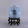 Tibor Shuang Xi* China, principios del siglo XX. En porcelana blanca con detalles en azul cobalto. Con base de madera.