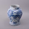 Jarrón. Origen oriental, siglo XX. Elaborado en porcelana con detalles en azul cobalto. Decorado con motivos orgánicos y florales.