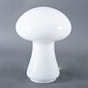 Gino Vistosi. Italia, Ca. 1960. Lámpara de mesa. Diseño de hongo. Elaborada en cristal opalino. Para 1 luz. 27 cm de altura.