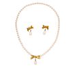 Collar y par de aretes con perlas de Majorica en oro amarillo de 16k. 70 imitantes de perlas. Peso: 31.3 g. Estuche original.