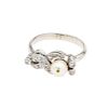 Anillo vintage con perla y diamantes en plata paladio. 1 perla cultivada de 5 mm. 12 acentos de diamantes. Talla: 5. Peso: 3...