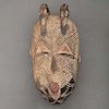 Máscara de Kifwebe. República del Congo,Siglo XX. Grupo étnico Songye. Talla en madera y pigmentos. Decoración esgrafiada, aves tótem.