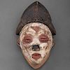 Máscara de Okuyi/Mukuyi. Gabón, Siglo XIX. Grupo étnico Punu. Talla en madera, pigmentos y caolín. Con escala en forma de diamante.