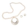 Collar y par de aretes con perlas y plata. 48 perlas cultivadas en color blanco de 8 mm. Peso: 56.7 g.