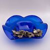 Frutero. Siglo XX. Elaborado en vidrio color azul cobalto con aplicación de elementos frutales de pewter. Bordes a manera de olán.