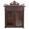 Vitrina. Francia. SXX. Estilo Enrique II. En talla de madera de roble. 2 puertas abatibles con cristal. 180 x 140 x 50 cm.