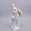 Dama oriental con abanicos. España, siglo XX. Elaborada en porcelana Nadal acabado brillante. 32 cm de altura