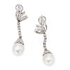 Par de aretes con perlas y diamantes en plata paladio. 2 perlas color blanco de 10 mm. 40 diamantes corte 8 x 8. Peso: 10.9 g.