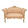 Love seat. Francia, siglo XX. Estilo Luis XV. En madera tallada y dorada, con respaldo y asiento en tapicería color beige.