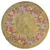 Tapete. China, siglo XX. Estilo Pekín. Diseño circular. Elaborado en fibras de lana con cenefa floral sobre fondo verde.
