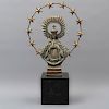 Virgen de San Juan de los Lagos. Siglo XX. En madera policromada. Con base de obsidiana. Halo bronce con estrellas. 34 x 27 x 5 cm.