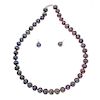 Collar y par de aretes con perlas y metal base. 45 perlas cultivadas de 9 a 10 mm. Peso: 52.2 g.