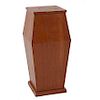 Pedestal. Siglo XX. En talla de madera. Con cubierta rectangular y soporte liso. Decorado con elementos orgánicos propios de la madera.