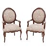 Lote de 2 sillas. SXX. Estilo victoriano. En talla de madera. Con respaldos cerrados y asientos acojinados en tapicería floral.